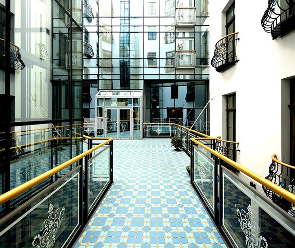 Moderne Stadtwohnung im Jugendstilgebäude in der Altstadt von Riga/Lettland