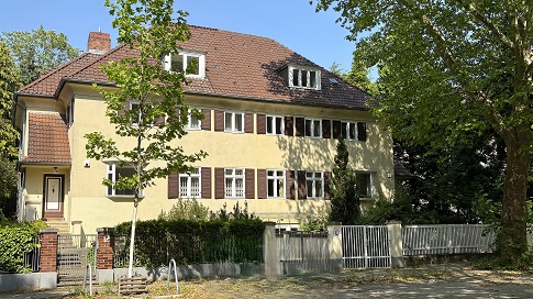 Sanierungsbedürftige 20er-Jahre- Doppelhaushälfte am Thielpark in  Berlin-Dahlem