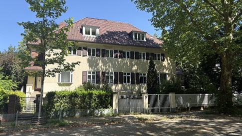 Exklusivverkaufsauftrag! Sanierungsbedürftige 20er-Jahre- Doppelhaushälfte am Thielpark in  Berlin-Dahlem